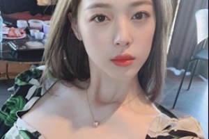 설리, 셀카 100장 찍고 싶은 독보적 비주얼 ‘청순+섹시’ [EN스타]