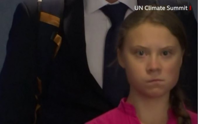스웨덴의 16세 환경운동가 그레타 툰베리가 23일(현지시간) 미국 뉴욕 유엔본부에서 진행된 유엔 기후행동 정상회의에 앞서 입장하는 도널드 트럼프 미국 대통령의 등을 매섭게 노려 보며 입술을 앙다물고 있다. BBC 동영상 캡처 
