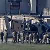 [서울포토] 아파치(AH-64) 헬기를 보고 있는 미군 장병들