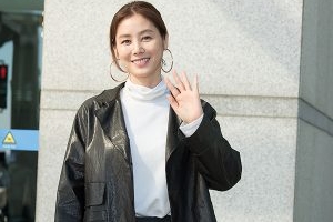 김성령, 공항 밝힌 시크한 공항패션 ‘역시 김성령’ [EN스타]