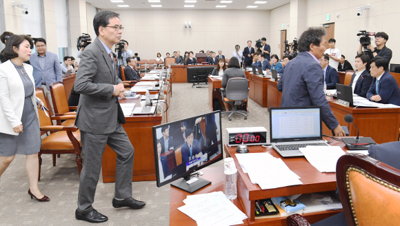 자유한국당 의원들이 24일 국회에서 열린 국회 교육위원회 전체회의에서 고교 무상교육 법안인 초·중등교육법 개정안과 지방교육재정교부금법 개정안에 대한 여야 간 이견이 좁혀지지 않자 퇴장하고 있다. 김명국 선임기자 daunso@seoul.co.kr