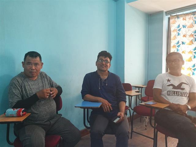 지난달 27일 네팔 카트만두의 뉴바네쇼 거리의 한 한국어학원에서 만난 네팔 남성 5명은 자신이 경험한 한국에 대해 얘기하고 있다. 카트만두 기민도 기자 key5088@seoul.co.kr