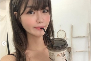 민한나, 손 안쓰고 가슴으로 커피마시기 성공