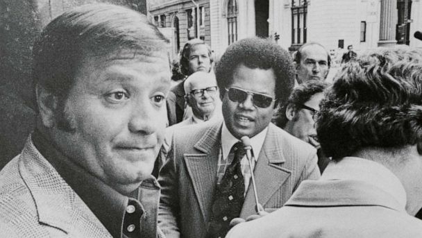 찰스 처키 오브라이언(왼쪽)이 1975년 갑자기 종적을 감춘 제임스 호파의 행적을 규명하기 위한 연방대배심에 출두하면서 취재진의 질문 공세에 딴청을 피우고 있다. 미 연방수사국(FBI)이 엉뚱한 사람을 용의자로 지목했다고 주장하는 책을 최근 출간한 잭 골드스미스가 그의 의붓아들이다. AFP 자료사진 한