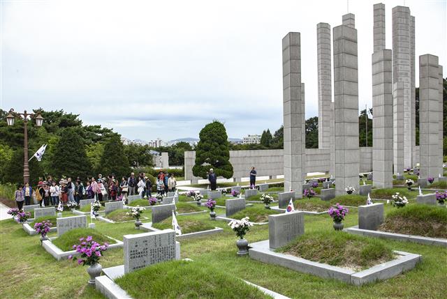 임시정부 수립과 3·1운동 100주년을 맞은 4·19민주묘지. 민주영령에게 추념하고 묘역을 둘러보며 넋을 기리는 참배객들이 줄을 이었다.