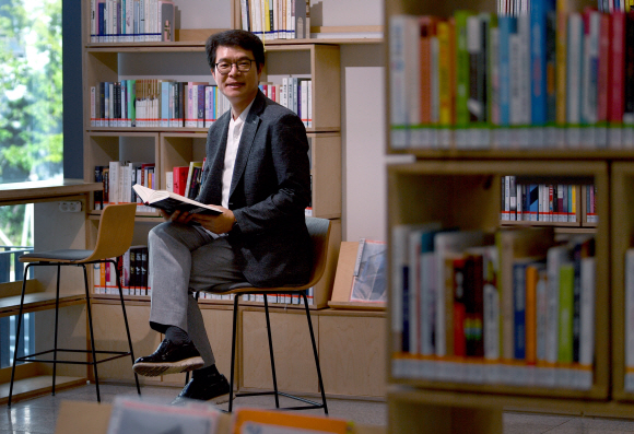 정원오 서울 성동구청장이 지난 18일 인문학 특화 평생학습관인 독서당인문아카데미센터에서 서울신문과 인터뷰를 하기에 앞서 포즈를 취하고 있다. 센터는 조선시대 성동구에서 국가 인재를 길러 냈던 동호독서당에 착안해 구민의 인문학적 소양을 키워 주는평생학습 프로그램을 제공한다는 목표로 2017년 건립됐다. 금호·옥수에 아파트촌이 형성돼 인구가 늘자 기존 유수지를 주민 문화공간으로 탈바꿈시킨 아이디어가 돋보인다. 박지환기자 popocar@seoul.co.kr