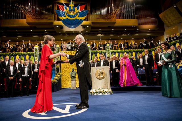 지난해 노벨물리학상 수상자로 선정된 도나 스트리클런드 캐나다 워털루대 교수가 칼 구스타프16세 스웨덴 국왕에게서 상을 받고 있는 모습. 스트리클런드 교수는 1963년 이후 55년 만에 세 번째 여성 노벨물리학상 수상자로 선정됐다. 노벨재단 제공