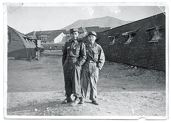 1955년 11월 1일 부산 제3 육군병원에서 허상(인천상업중 2학년생으로 참전, 왼쪽)과 조병갑(인천공업중 3학년생으로 참전, 오른쪽).