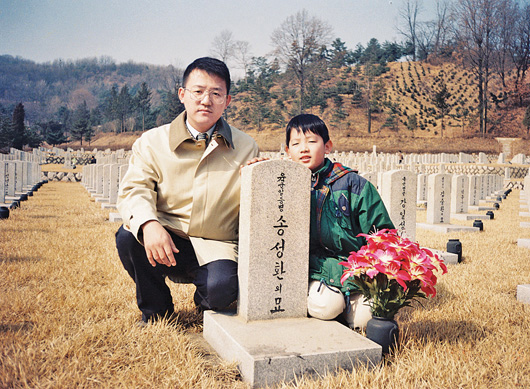 1997년 2월 16일 동작동 국립묘지에서 송성환의 묘를 참배하는 이규원(이경종 큰아들)과 이근표(이경종 큰손자).