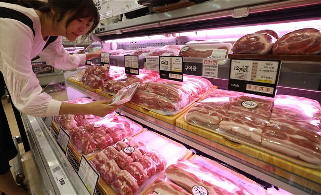 아프리카돼지열병 확산에 돼지고기 파동 우려 아프리카돼지열병(ASF)이 확산되면서 시중에 팔리는 돼지고기 가격도 오르고 있는 26일 서울 시내의 한 대형마트 정육코너에 국내산 돼지고기가 진열돼 있다. 2019.9.26  뉴스1