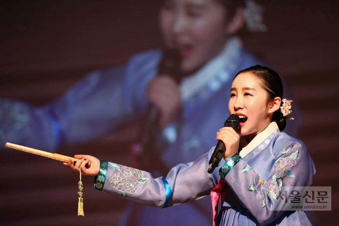 김수지 명창이 지난 2월 뉴질랜드 공연에서 배띄워라를 열창하고 있다. 한국판소리보존회 제공