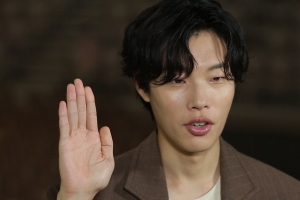 ‘축구♥’ 류준열 “손흥민과 자주 연락…서로 응원하는 사이”