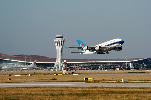중국 베이징 다시국제공항 개항 뒤 처음으로 중국남방항공 소속 광저우행 항공기가 이륙하고 있다. 베이징 신화통신 연합뉴스