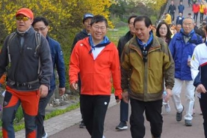 평화 기원하며 남산의 가을 걸어요