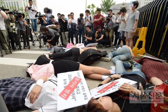 SNS에서 만난 20대 여성 페미니스트들이 2016년 5월 23일 서울 서초경찰서 앞에서 ‘강남역 여성 살해 사건’을 경찰이 정신질환자의 묻지마 범죄로 결론내린 것에 항의하는 퍼포먼스를 하는 모습. 2016. 5. 23 손형준 기자 boltagoo@seoul.co.kr