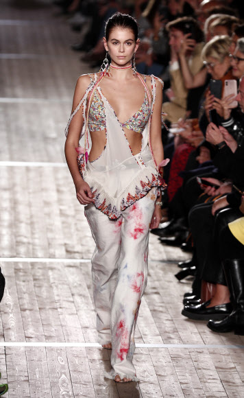 미국 모델 카이아 거버가 26일(현지시간) 프랑스 파리에서 열린 파리 패션 위크 기간 동안 이사벨 마란트의 ‘봄/여름 2020 컬렉션’에서 작품을 선보이고 있다. EPA 연합뉴스