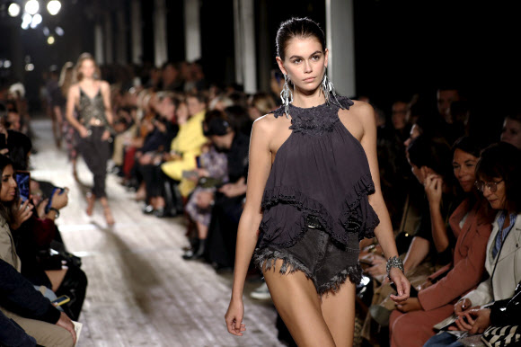 미국 모델 카이아 거버가 26일(현지시간) 프랑스 파리에서 열린 파리 패션 위크 기간 동안 이사벨 마란트의 ‘봄/여름 2020 컬렉션’에서 작품을 선보이고 있다. AFP 연합뉴스