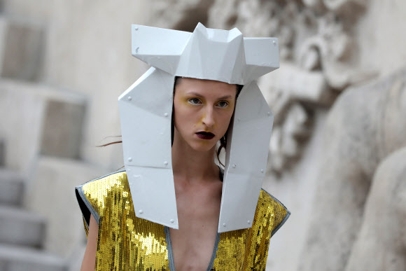 모델이 26일(현지시간) 프랑스 파리에서 열린 파리 패션 위크 기간 동안 릭 오웬스 레디의 ‘봄/여름 2020 컬렉션’에서 작품을 선보이고 있다. UPI 연합뉴스