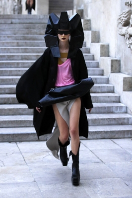 모델이 26일(현지시간) 프랑스 파리에서 열린 파리 패션 위크 기간 동안 릭 오웬스 레디의 ‘봄/여름 2020 컬렉션’에서 작품을 선보이고 있다. AP 연합뉴스