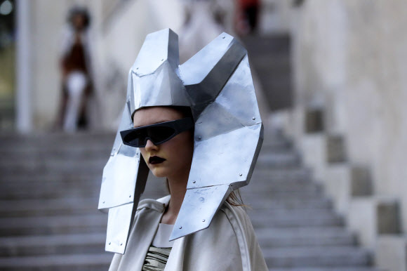 모델이 26일(현지시간) 프랑스 파리에서 열린 파리 패션 위크 기간 동안 릭 오웬스 레디의 ‘봄/여름 2020 컬렉션’에서 작품을 선보이고 있다. AP 연합뉴스