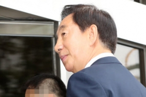 [포토] ‘딸 채용청탁 혐의’ 김성태 의원, 첫 공판 참석