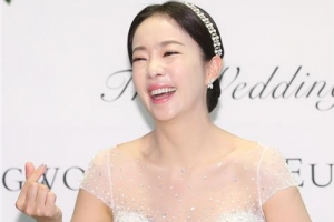 [포토] ‘행복한 신부’ 박은영, 남편에게 사랑의 하트