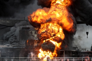 [포토] 울산 염포부두 석유제품운반선 화재… 치솟는 불길과 검은 연기