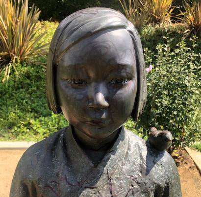미국 캘리포니아주 북쪽 글렌데일 중앙도서관 시립공원에 있는 미국 최초의 ‘평화의 소녀상’ 얼굴에 의미를 알 수 없는 낙서가 새겨져 있다. 위안부행동(CARE) 제공