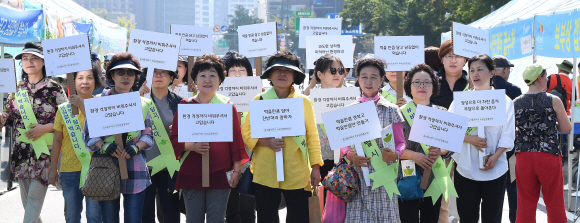 29일 오후 서울 광화문광장에서 열린 광화문희망나눔장터에서 서울시 음식물쓰레기 주부감량홍보단이 아프리카돼지열병(ASF) 확산 방지를 위한 ‘음식물 남기지 않기’ 캠페인을 펼치고 있다. 2019.9.29. 오장환 기자 5zzang@seoul.co.kr