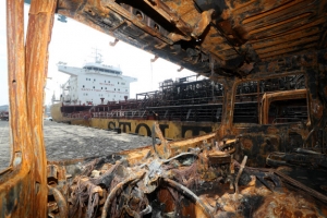 ‘17명 부상’ 울산 석유제품운반선 화재… 18시간여 만에 꺼져