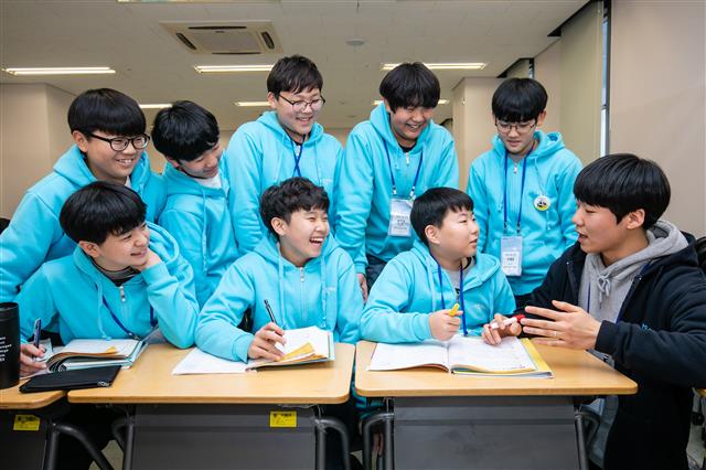 올해 초 인천 송도 연세대 국제캠퍼스에서 열린 ‘2019년 삼성 드림클래스 겨울캠프’에 참가한 중학생들이 대학생 멘토와 대화를 나누고 있다. 삼성전자 제공
