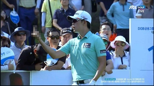경기 도중 카메라 셔터 소리를 낸 갤러리를 향해 가운데 손가락을 치켜들며 화를 낸 김비오. JTBC 골프 채널 화면 캡처