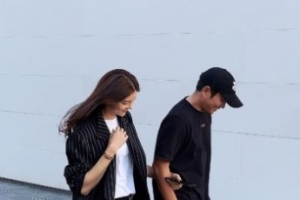 차예련♥주상욱, 팔짱 낀 모습 포착 ‘여전히 달달해’ [EN스타]