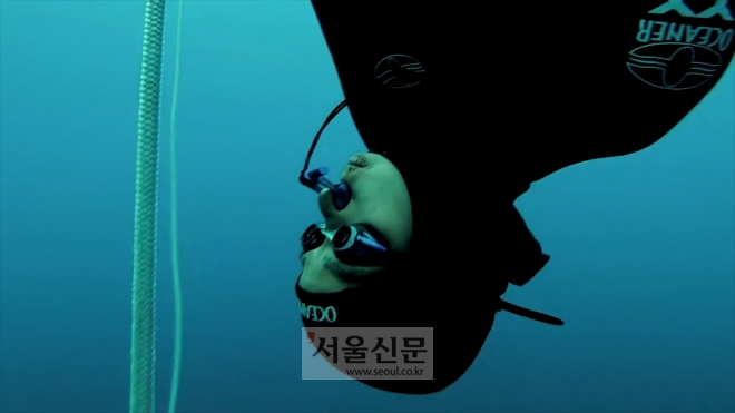 깊은 바닷속으로 딥다이빙 하고 있는 최경미 선수모습(사진=최경미)