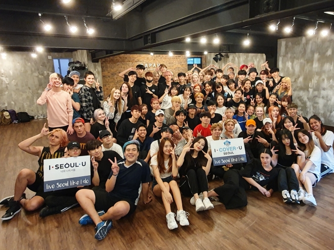 지난 26일 서울 타파하스튜디오에서 ‘K-POP 마스터즈 결선 참가자들이 K-POP 커버댄스 페스티벌의 교육프로그램인 K-POP 댄스를 배운 뒤 기념촬영을 하고 있다.
