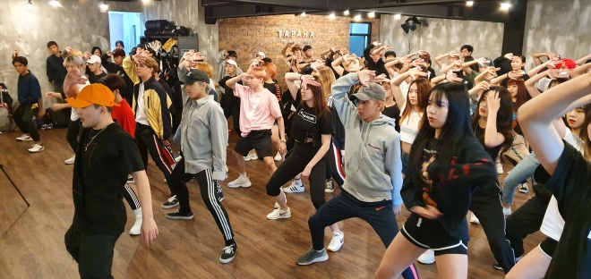 지난 26일 서울 타파하스튜디오에서 ‘K-POP 마스터즈 결선 참가자들이 K-POP 커버댄스 페스티벌의 교육프로그램인 K-POP 댄스를 배우고 있다.