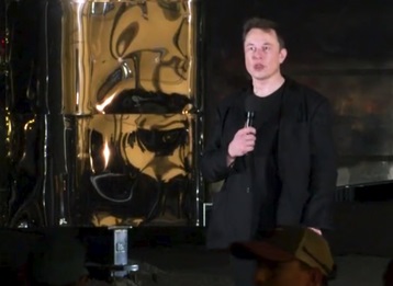 일론 머스크 스페이스X 회장이 차세대 중량화물 탑재 로켓 ‘스타십’을 설명하고 있다. 