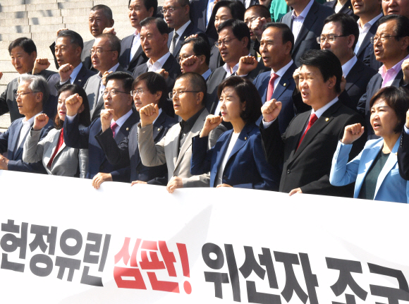 자유한국당은 30일 국회본관 계단에서 의원총회를 갖고 조국퇴진을 촉구하고 있다. 2019.9.30. 김명국 선임기자 daunso@seoul.co.kr