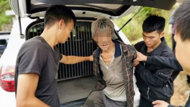 중국 남서부 윈난성의 용샨 경찰서 형사들이 지난 2002년 교도소를 탈옥한 뒤 혼자 작은 동굴에서 숨어 지내온 송장을 후송하고 있다. 용샨 경찰서 제공 BBC 홈페이지 캡처 