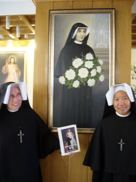 와비에브니키 ‘자비의 성모 수녀원’ 성당에 있는 마리아 파우스티나 코발스카 성녀의 초상 앞에서 수녀들이 미소를 짓고 있다.