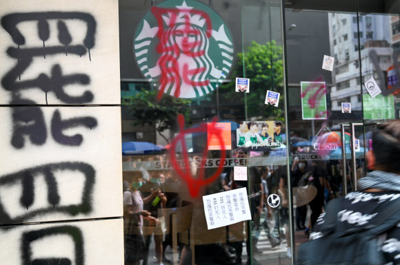 송환법 반대 시위대의 표적이 된 홍콩 스타벅스-UPI 연합뉴스