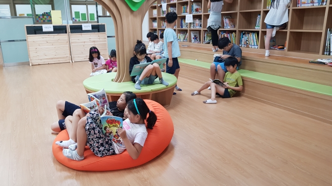 독서는 물론 꿈터맘들의 보살핌도 받을 수 있는 파주 산내초등학교 ‘바람꽃 학교도서관’ 내부 모습. 산내초등학교 제공 