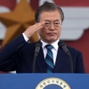 [서울포토] ‘국군의 날’ 거수경례하는 문 대통령