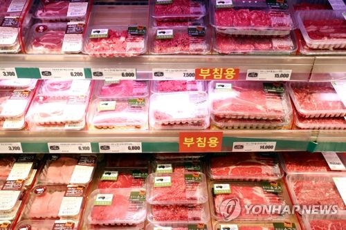 붉은 고기가 놓인 육류 판매대 연합뉴스