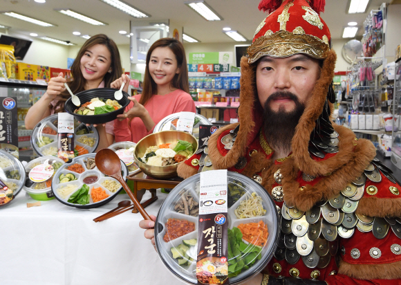 1일 서울 중구 세븐일레븐 소공점에서 모델들이 새로 출시한 ‘장군비빔밥’을 선보이고 있다. 중량이 700g으로 일반 도시락의 1.7배이며, 가격은 5000원이다. 오장환 기자 5zzang@seoul.co.kr