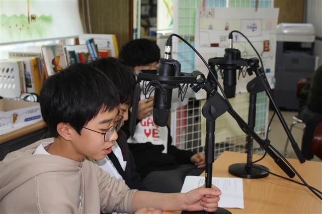 경기 가평 청평중학교에서는 교과 수업에 독서와 정보활용 교육을 융합하는 ‘학교도서관 협력수업’이 활발히 이뤄지고 있다. 학생들은 책에 대해 이야기를 나누는 ‘독서 팟캐스트’ 방송을 진행하기도 한다. 청평중학교 제공