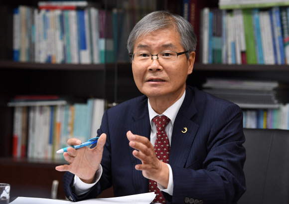 이정식 노사발전재단 사무총장이 1일 서울 공덕동 재단 사무실에서 진행된 서울신문과의 인터뷰에서 노동 현안 등에 대해 설명하고 있다. 이종원 선임기자 jongwon@seoul.co.kr