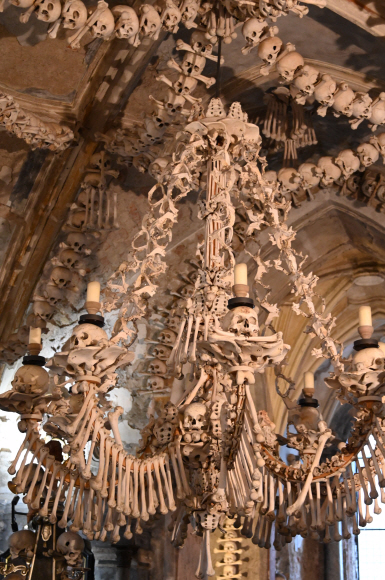 체코 쿠트나호라의 세들레츠 해골성당 내부. 14세기 전후 흑사병과 전란에 희생된 이들의 해골과 유골이 납골당 내부를 장식하고 있다.