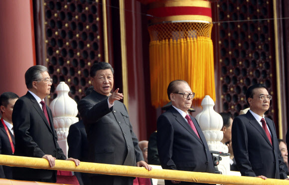 시진핑(왼쪽 두 번째) 중국 국가주석이 1일 베이징 톈안먼에서 열린 신중국 건국 70주년 열병식에서 장쩌민(세 번째), 후진타오 전 주석과 함께 행사를 참관하고 있다. 생존하는 전 국가 주석들이 모두 나왔고 시 주석만 인민복을 입고 있다는 점에서 그의 권위에 문제가 없음을 보여 줬다. 베이징 AP 연합뉴스