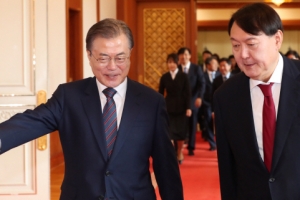 ‘특수통’ 윤석열 하루 만에 조직 축소 선제조치…檢 “팔 자를 각오”